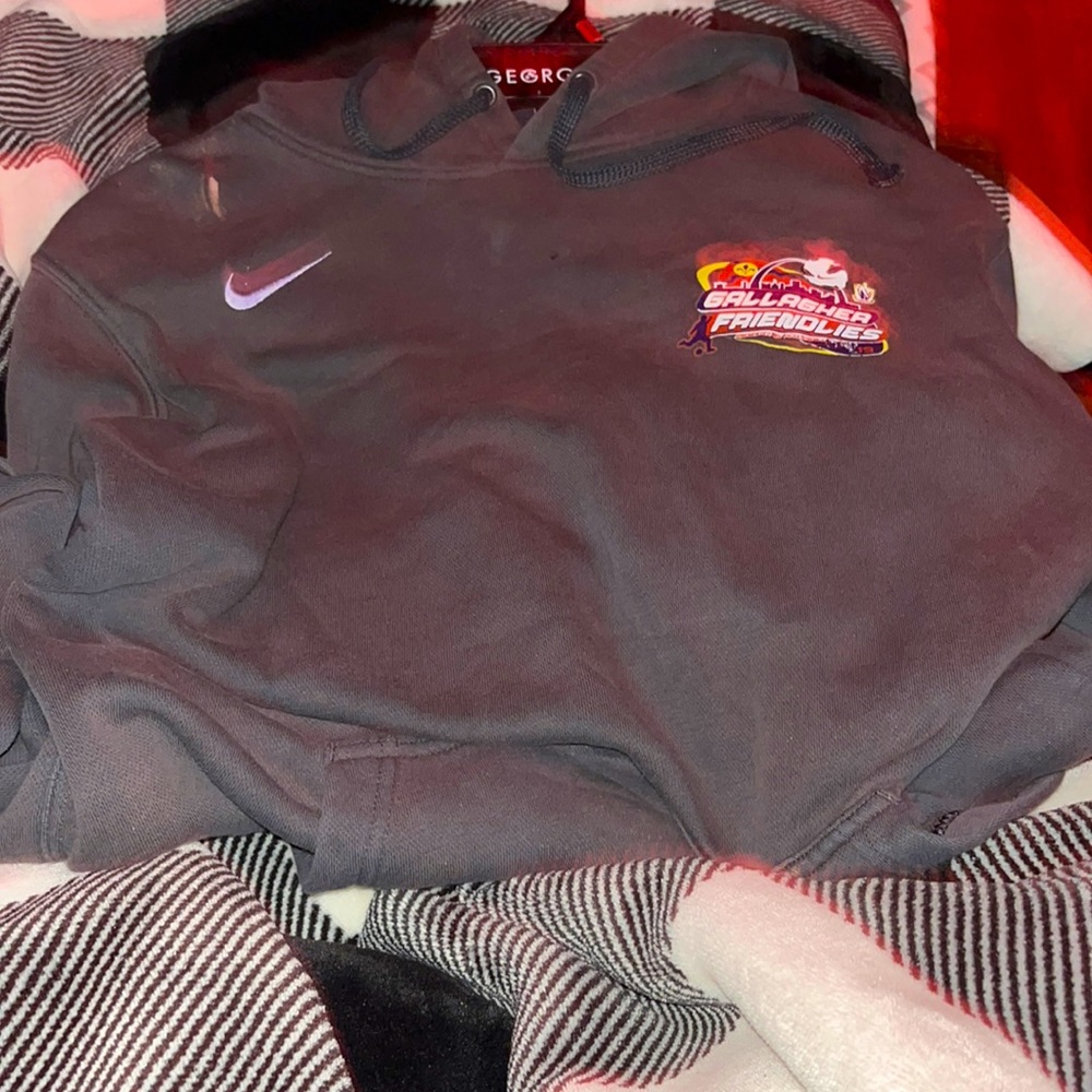 This Nike hoodie has been worn great condition